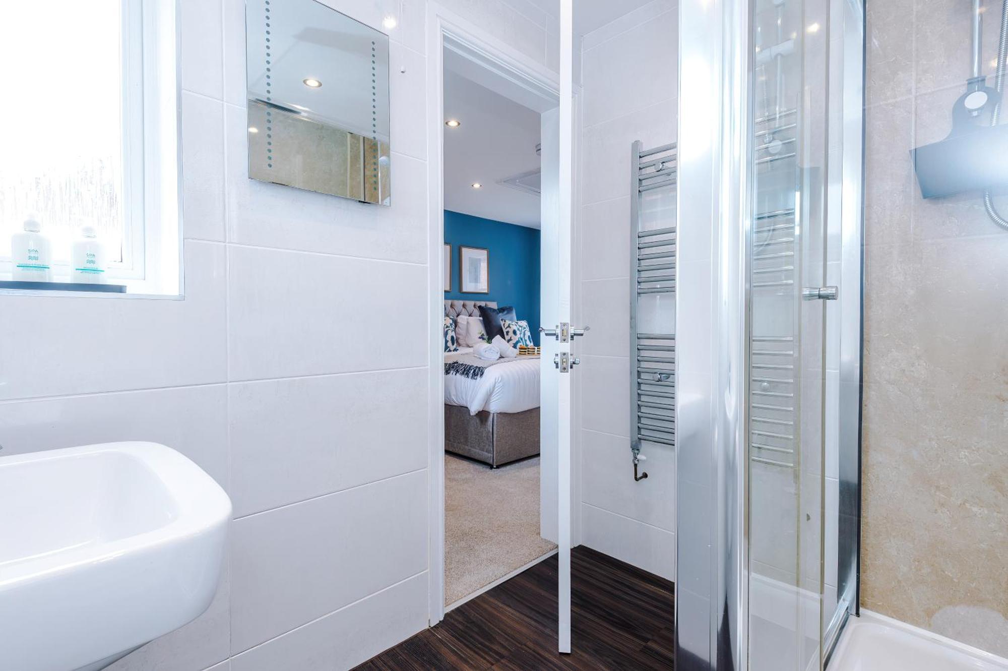 New! Stunning 3-Bed Home In Chester By 53 Degrees Property, Ideal For Groups, Free Parking! 外观 照片